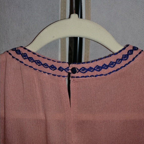 🔵🆕 Pink Embroidery Top - Picture 7 of 7